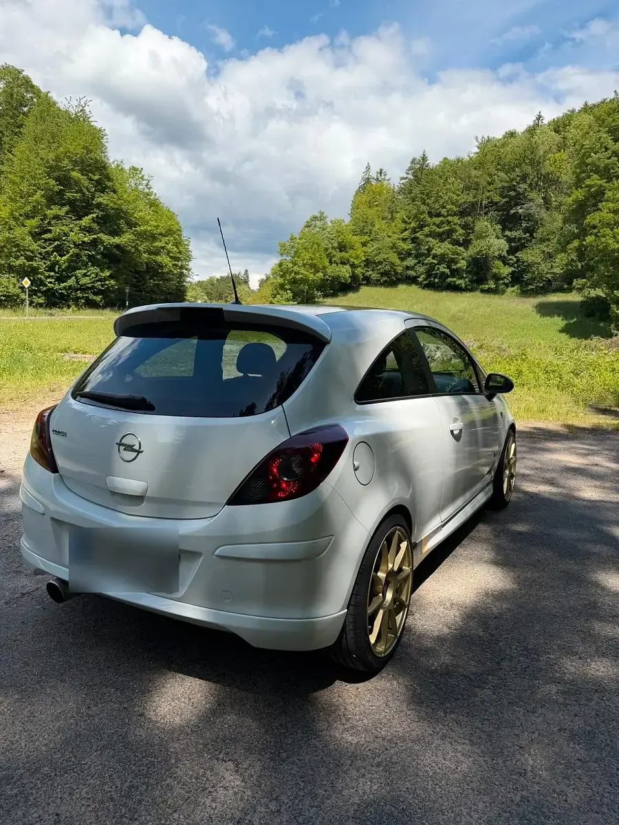 Używany Opel Corsa OPC 90 KM (66 kW) 2010 Biały Hatchback