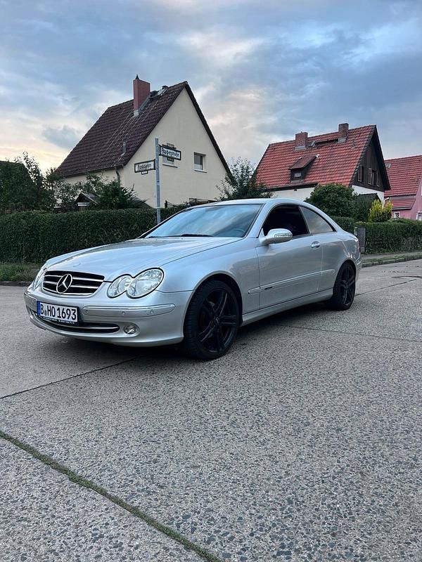 Silber Gebraucht 2002 Mercedes CLK240 Avantgarde Coupé | 3.799 € (Superpreis) - Bild 1/4