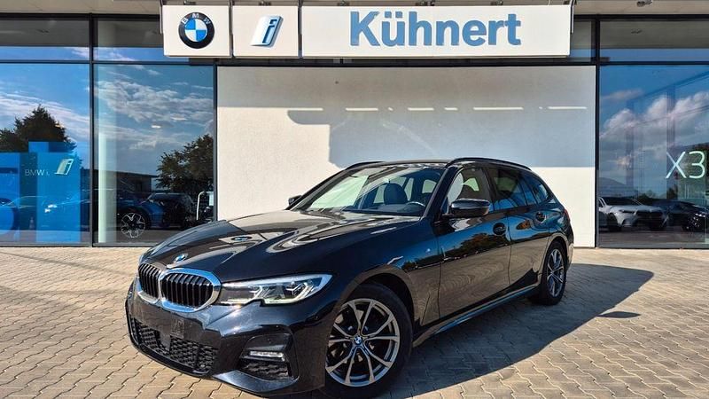 Black sapphire metallic schwar Gebraucht 2021 BMW 320 M Sport Kombi | 26.855 € (Guter Preis) - Bild 1/4