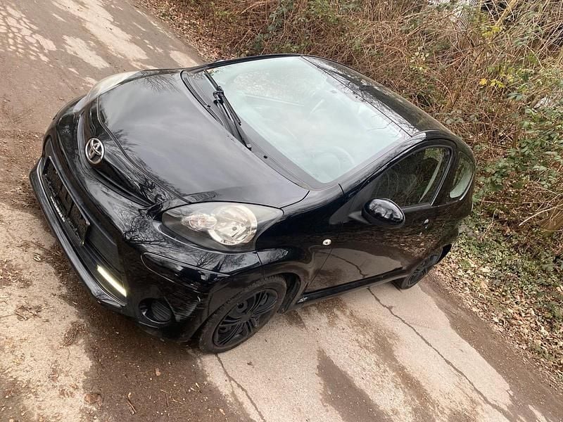 Gebraucht Toyota Aygo 68 PS (50 kW) 2012 Schwarz Kleinwagen
