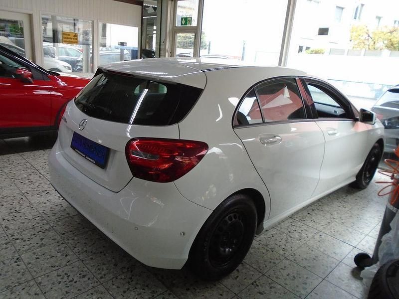 Gebraucht Mercedes A160 Urban 90 PS (66 kW) 2016 Weiß Limousine