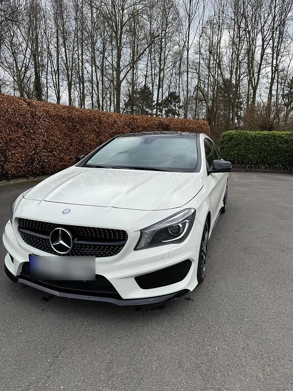 Weiß Gebraucht 2016 Mercedes CLA220 Limousine | 17.000 € - Bild 1/4