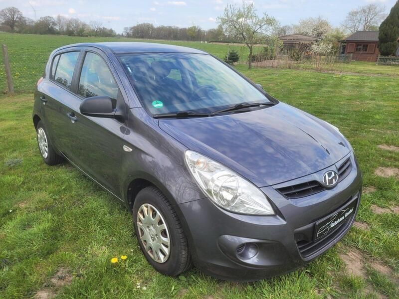 Grau Gebraucht 2012 Hyundai i20 Classic Limousine | 4.599 € (Etwas zu teuer) - Bild 1/4