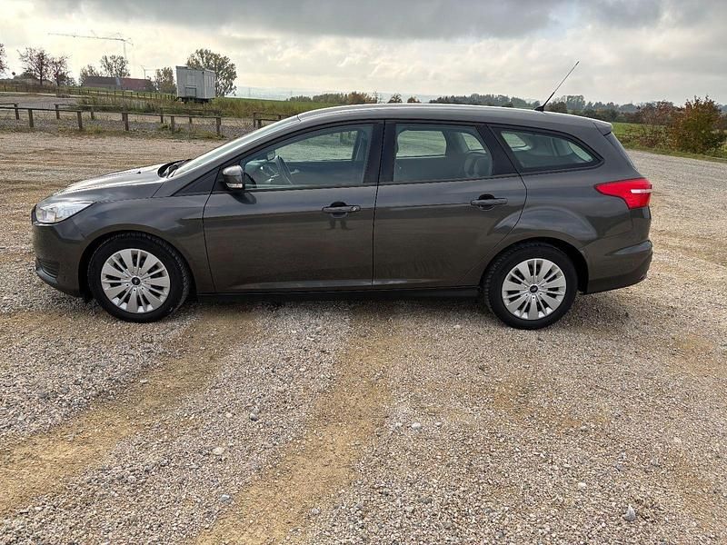 Grau Gebraucht 2017 Ford Focus Kombi | 10.390 € (Fairer Preis) - Bild 1/4