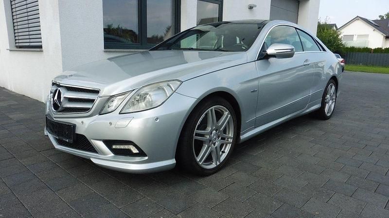Silber Gebraucht 2009 Mercedes E350 AMG Coupé | 9.490 € (Fairer Preis) - Bild 1/4