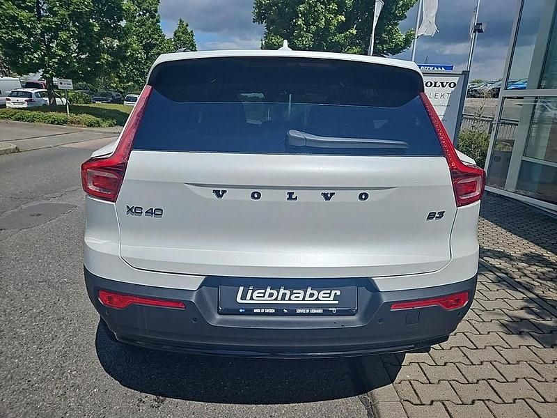 Neu Volvo XC40 Plus 163 PS (119 kW) 2025 Crystal white / metallic SUV