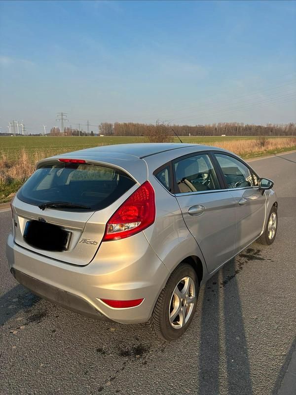 Gebraucht Ford Fiesta 82 PS (60 kW) 2010 Silber Kleinwagen