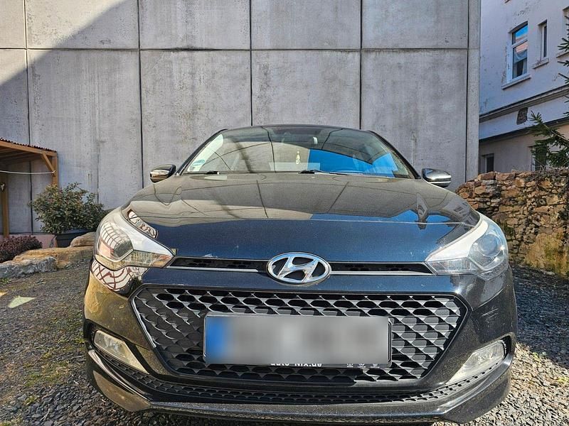 Gebraucht Hyundai i20 Trend 101 PS (74 kW) 2015 Schwarz Kleinwagen