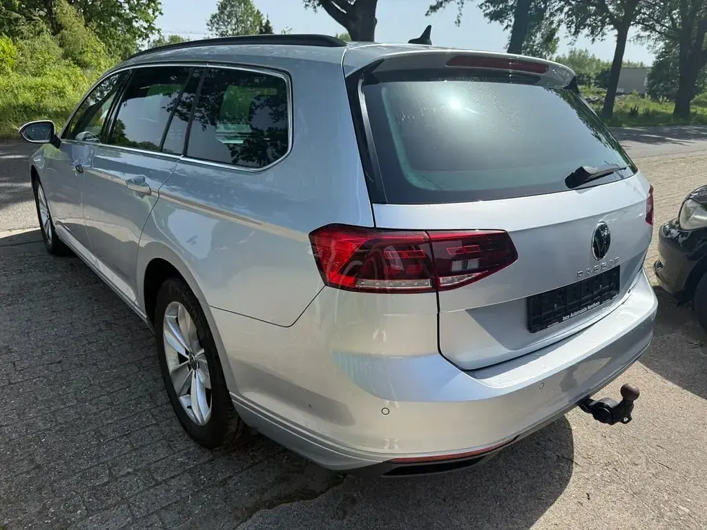 Gebraucht VW Passat 200 PS (147 kW) 2022 Silber Kombi