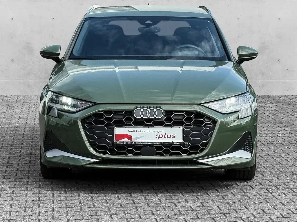 Gebraucht Audi A3 Ambiente 116 PS (85 kW) 2025 Grün Limousine