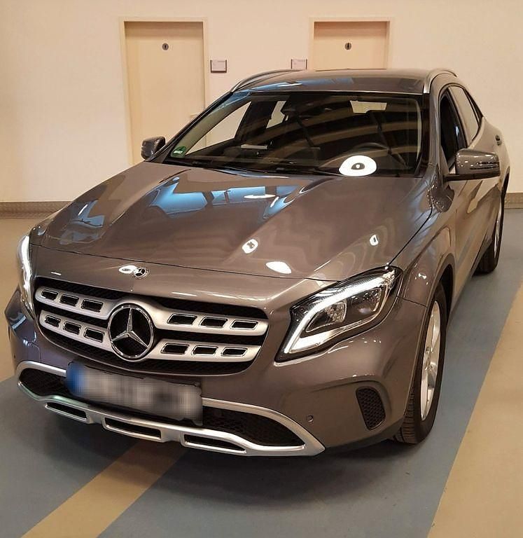 Grau Gebraucht 2018 Mercedes GLA180 SUV | 21.700 € (Fairer Preis) - Bild 1/4