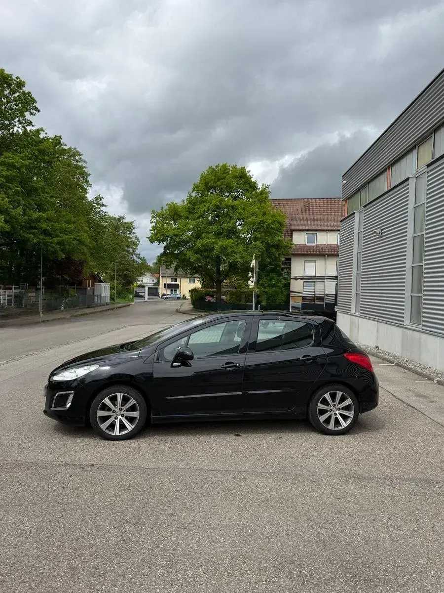 Gebraucht Peugeot 308 Active 120 PS (88 kW) 2011 Schwarz Limousine