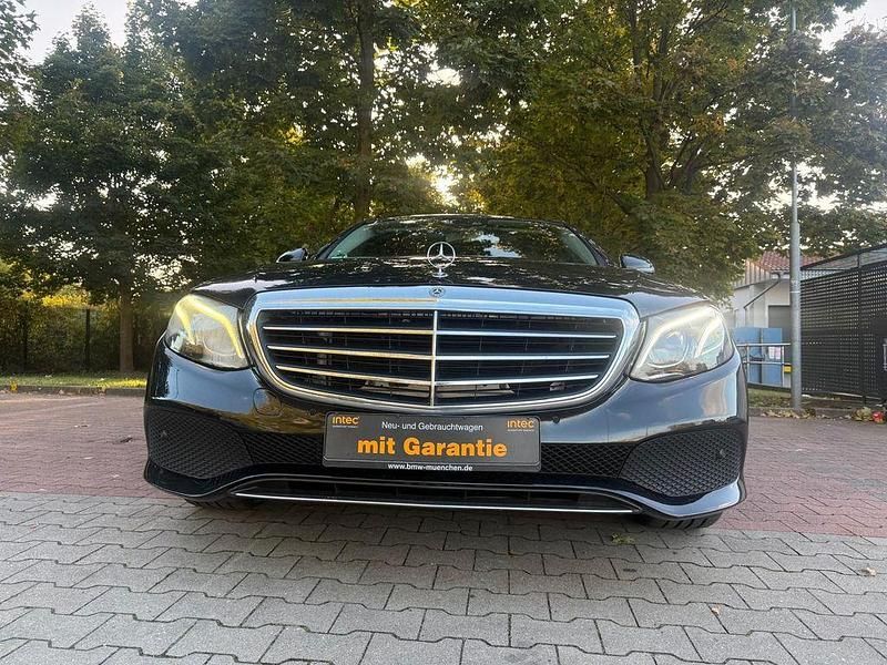 Schwarz Gebraucht 2018 Mercedes E250 Limousine | 19.700 € (Fairer Preis) - Bild 1/4