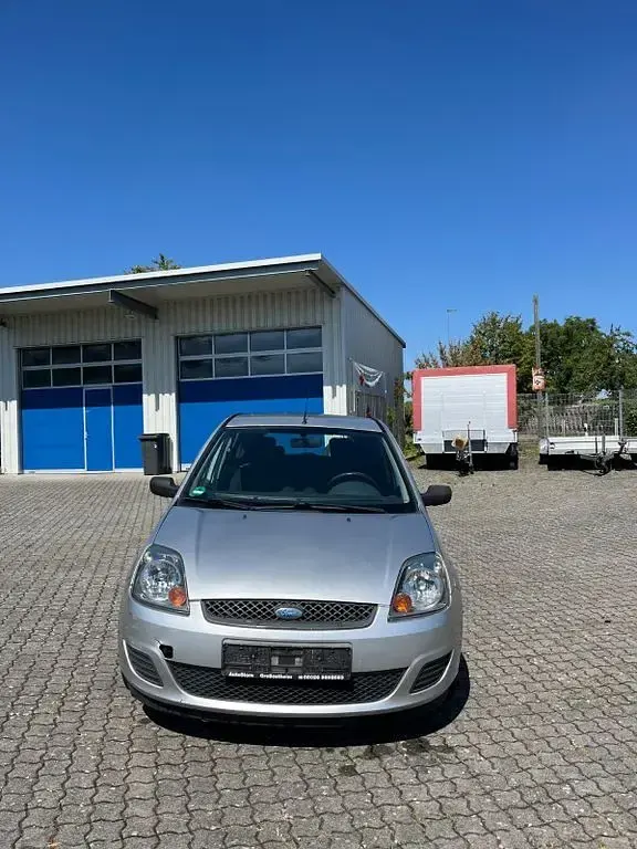 Gebraucht Ford Fiesta Ambiente 69 PS (50 kW) 2007 Silber Kleinwagen