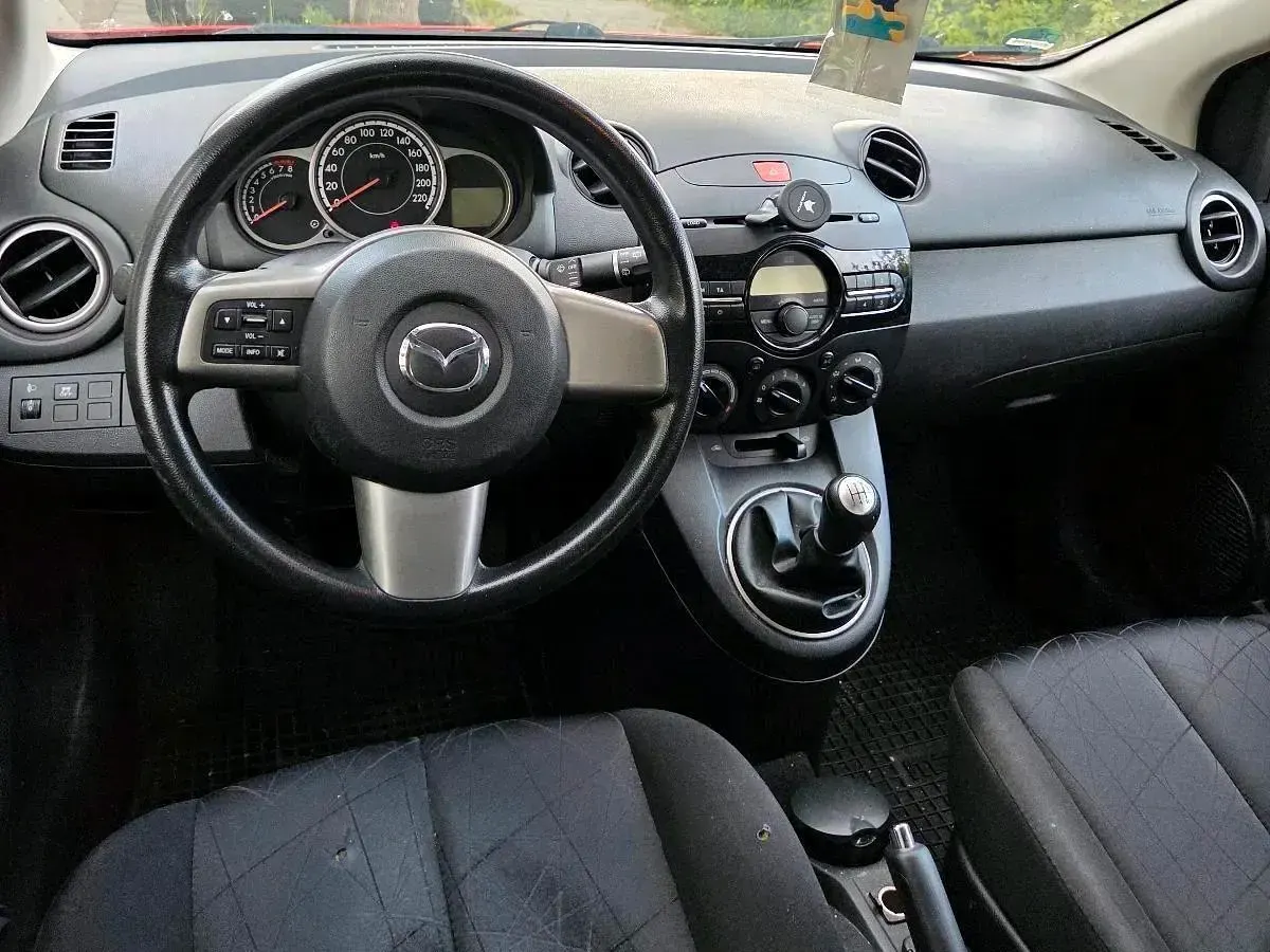 Gebraucht Mazda 2 75 PS (55 kW) 2011 Rot Kleinwagen