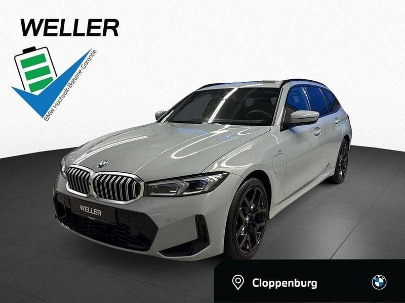Brooklyn grau (grau) Gebraucht 2025 BMW 330e M Sport Kombi | 48.850 € (Fairer Preis) - Bild 1/4
