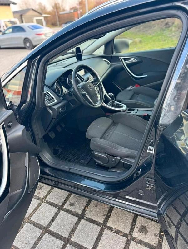 Second-hand Opel Astra 165 CP (121 kW) 2012 Break