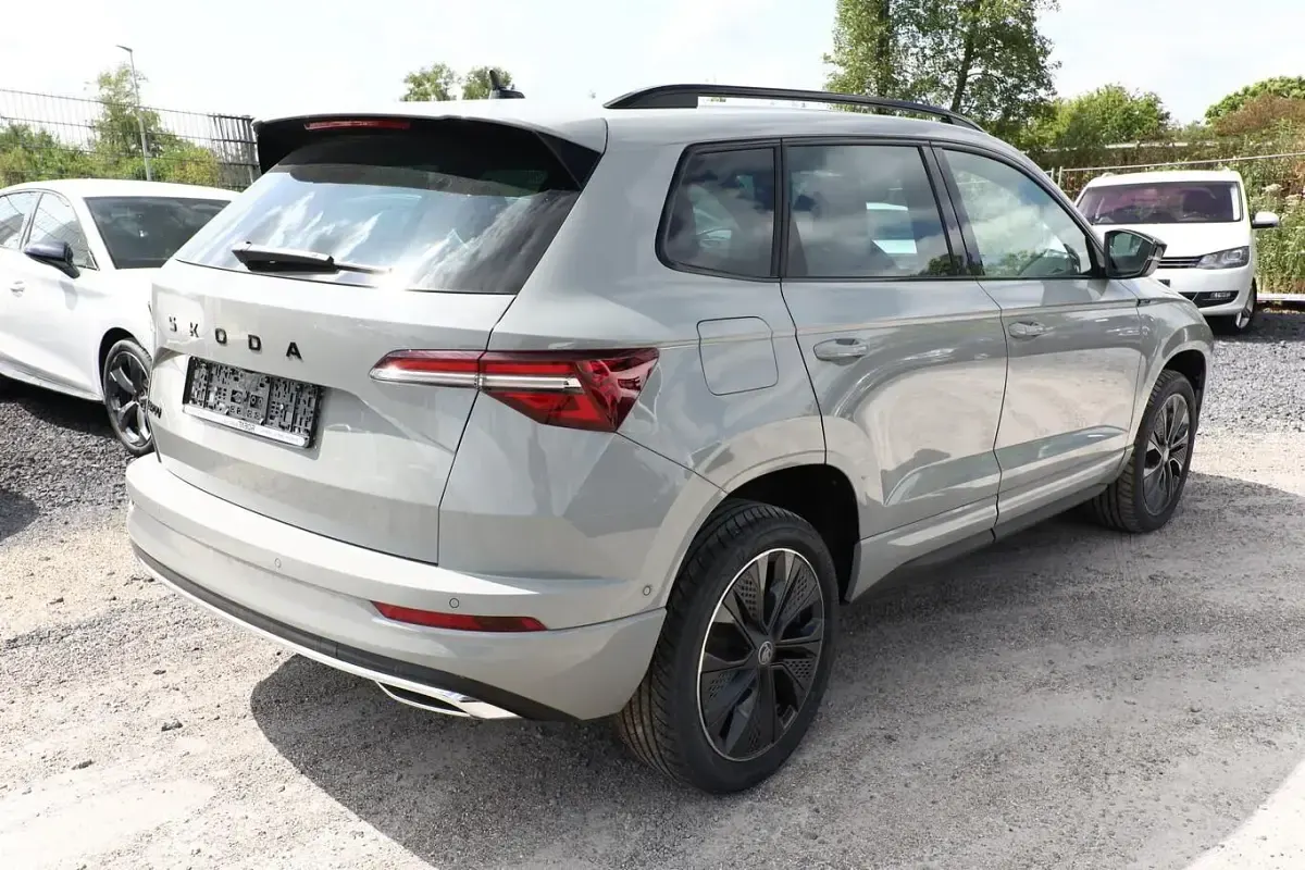 Neu Skoda Karoq SportLine 150 PS (110 kW) 2026 Stahlgrau SUV