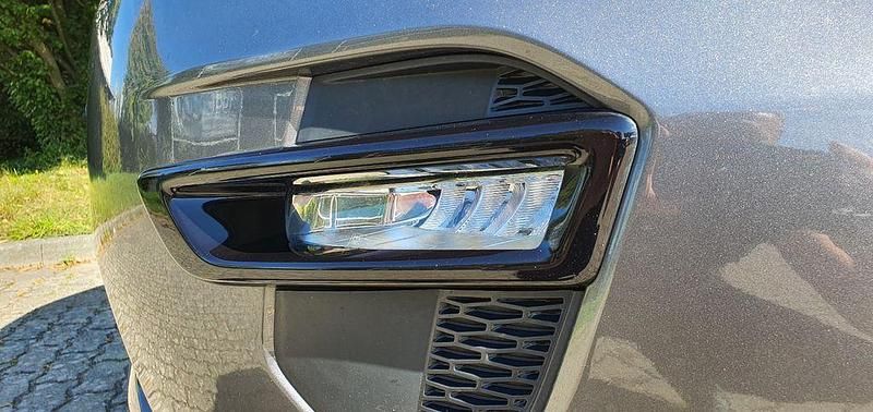 Grau Gebraucht 2018 Land Rover Discovery Sport HSE SUV | 18.900 € (Fairer Preis) - Bild 1/4