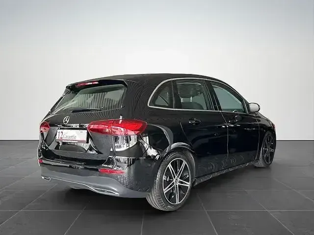 Gebraucht Mercedes B200 150 PS (110 kW) 2023 Schwarz Kleinwagen