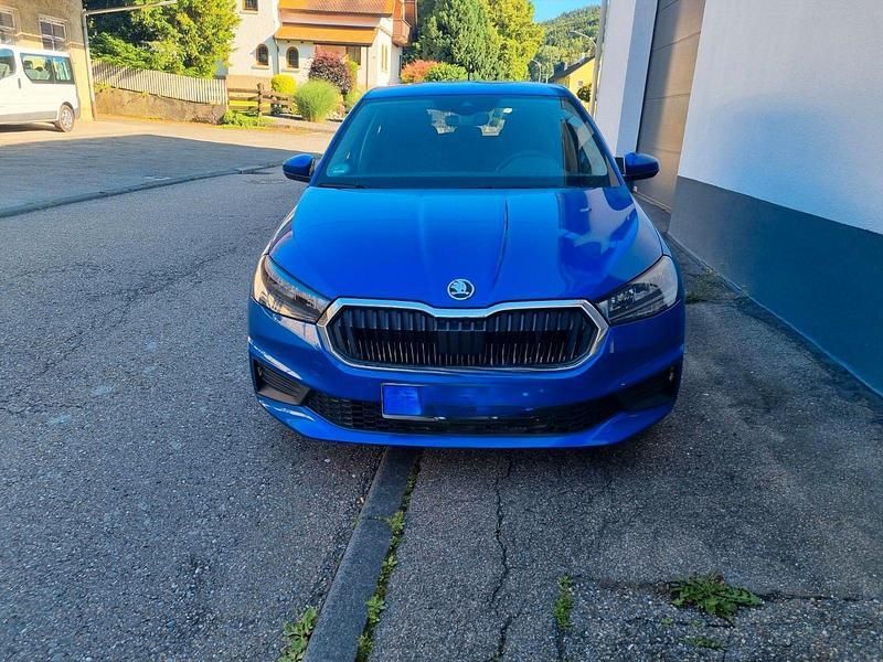 Blau Gebraucht 2023 Skoda Fabia Ambition Kleinwagen | 15.200 € (Superpreis) - Bild 1/4