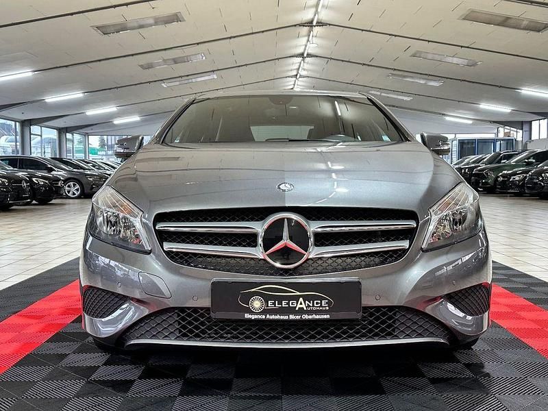 Gebraucht Mercedes A180 122 PS (89 kW) 2014 Grau Limousine