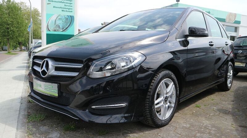 Kosmosschwarz metalliclack Gebraucht 2017 Mercedes B180 Van / Kleinbus | 14.990 € (Fairer Preis) - Bild 1/4
