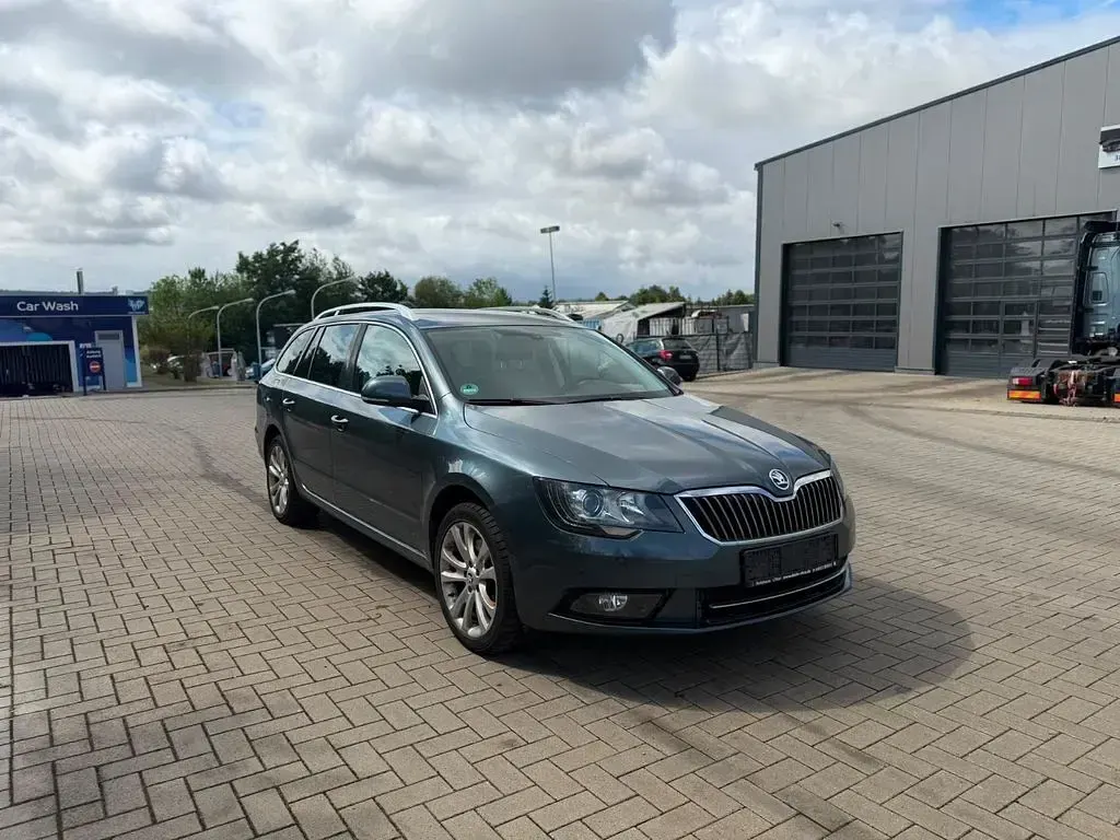 Gebraucht Skoda Superb Exclusive 140 PS (102 kW) 2014 Grau Kombi