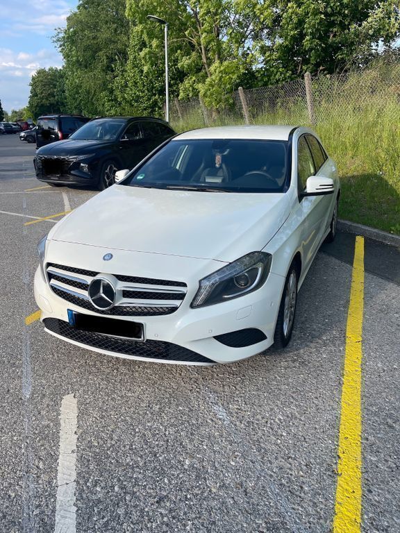 Weiß Gebraucht 2015 Mercedes A200 Style Limousine | 9.899 € (Guter Preis) - Bild 1/4