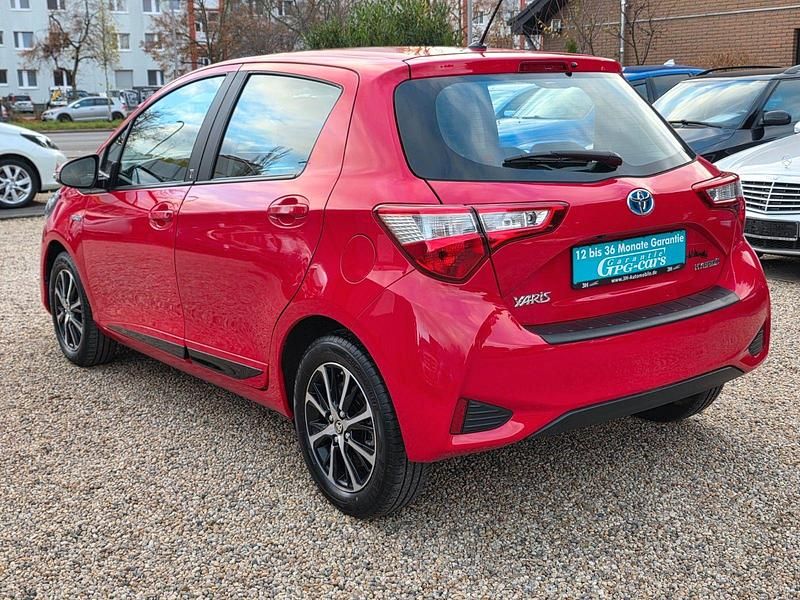 Gebraucht Toyota Yaris Hybrid Team 101 PS (74 kW) 2018 Rot Kleinwagen