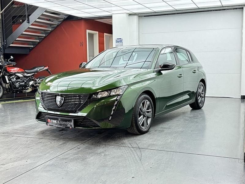 Grün Gebraucht 2023 Peugeot 308 Active Limousine | 15.920 € (Superpreis) - Bild 1/2