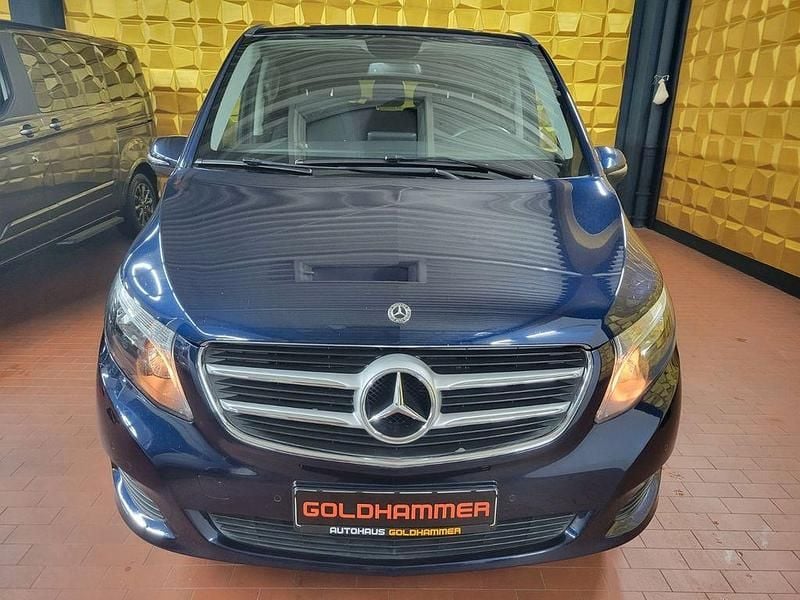 Blau Gebraucht 2019 Mercedes V220 Van / Kleinbus | 33.999 € (Guter Preis) - Bild 1/4