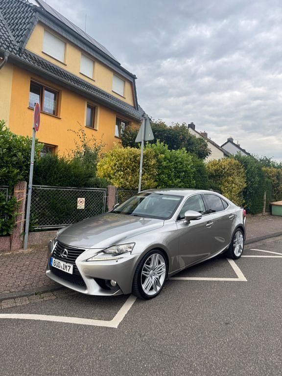 Silber Gebraucht 2013 Lexus IS300h Limousine | 15.499 € (Fairer Preis) - Bild 1/4
