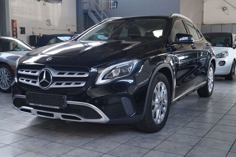 Kosmosschwarz metalliclack Gebraucht 2017 Mercedes GLA200 SUV | 17.990 € (Guter Preis) - Bild 1/4