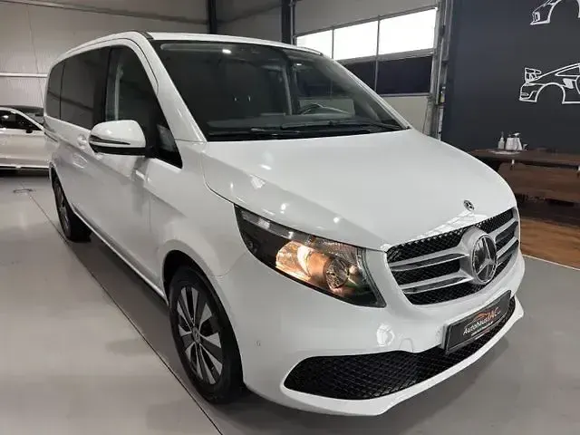 Gebraucht Mercedes V220 163 PS (119 kW) 2022 Weiß Van / Kleinbus