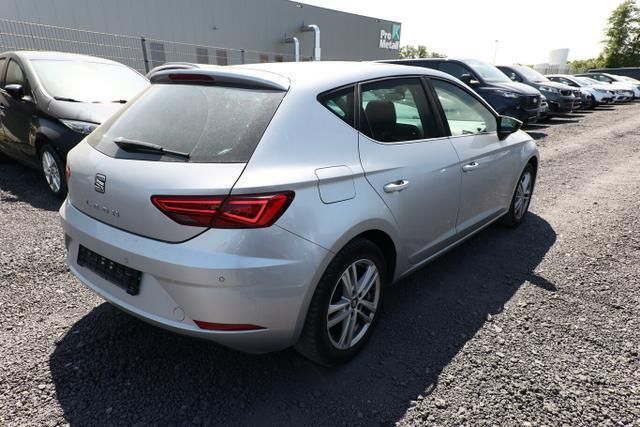 Florettsilber metallic florettsilber metallic Gebraucht 2018 Seat Leon XCELLENCE Limousine | 13.689 € (Fairer Preis) - Bild 1/4