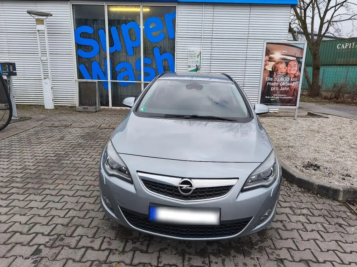 Używany Opel Astra Design Edition 95 KM (69 kW) 2012 Srebrny Kombi