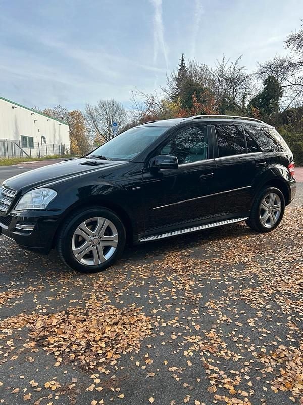 Schwarz Gebraucht 2010 Mercedes ML300 SUV | 11.450 € (Fairer Preis) - Bild 1/4