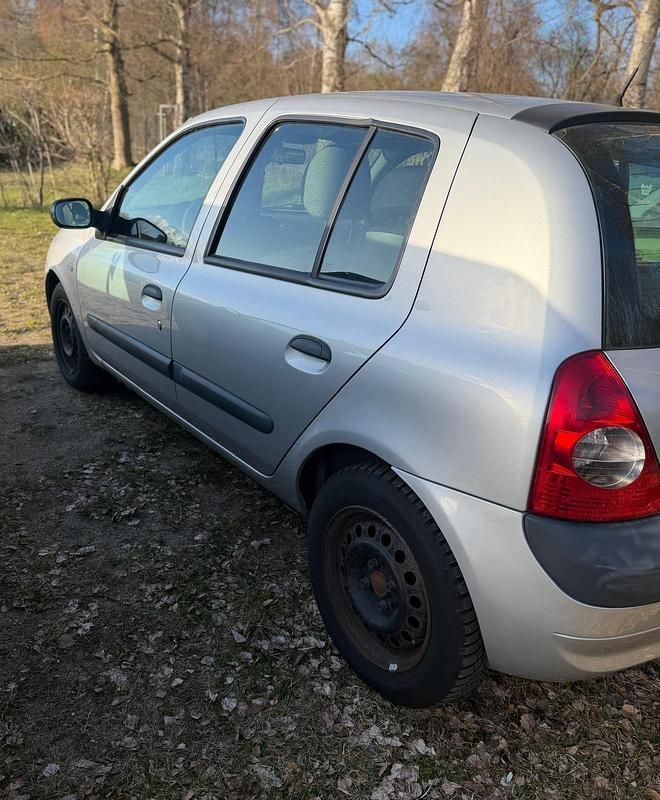 Gebraucht Renault Clio II 75 PS (55 kW) 2005 Silber Kleinwagen