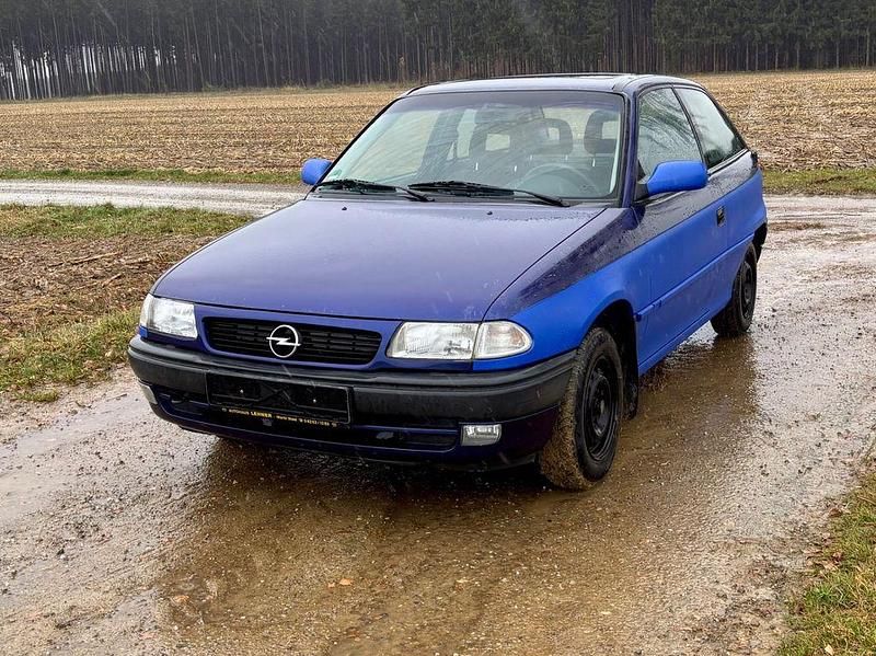 Blau Gebraucht 1996 Opel Astra Limousine | 1.350 € (Guter Preis) - Bild 1/4