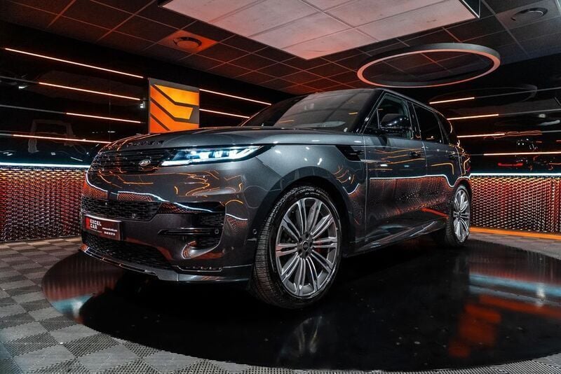 Grau Gebraucht 2023 Land Rover Range Rover HSE Dynamic SUV | 109.900 € (Fairer Preis) - Bild 1/4
