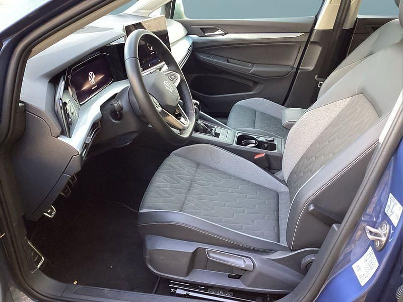 Blau Gebraucht 2024 VW Golf VIII Kleinwagen | 26.249 € (Fairer Preis) - Bild 1/4