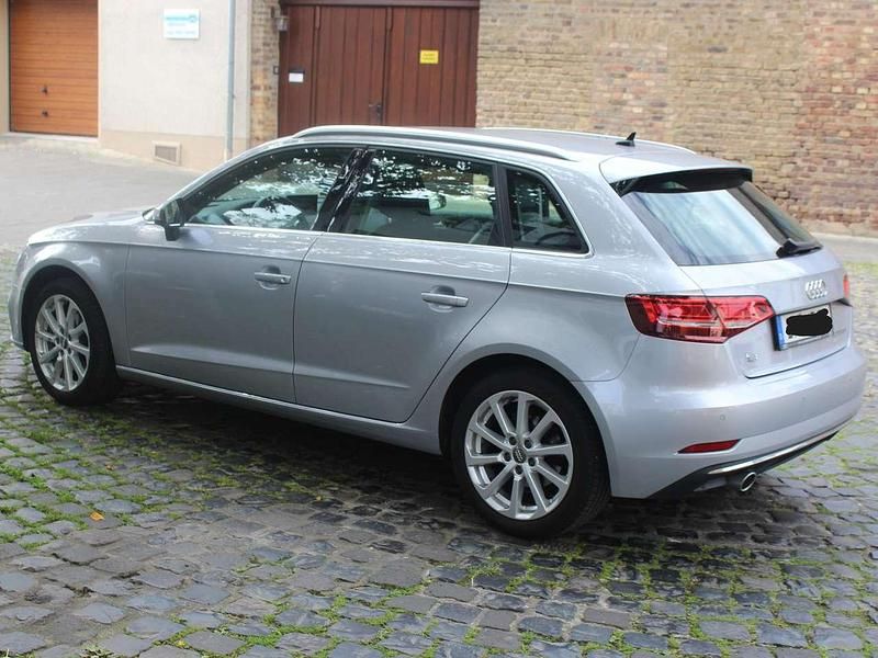Silber Gebraucht 2019 Audi A3 Sportback Exclusive Limousine | 17.500 € (Fairer Preis) - Bild 1/4