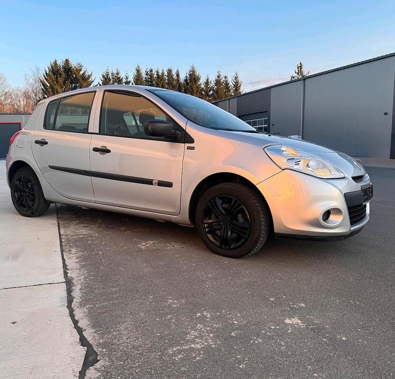 Gebraucht Renault Clio III 75 PS (55 kW) 2012 Silber Kleinwagen