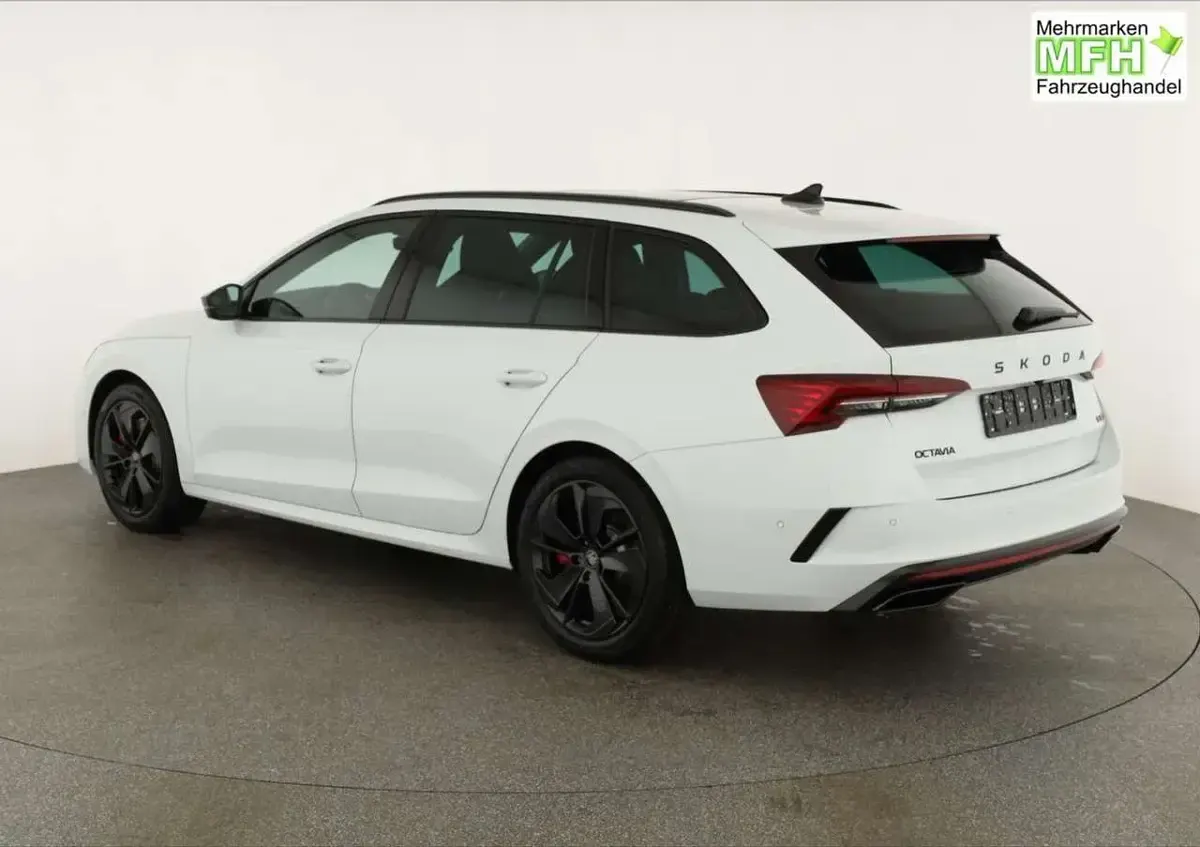 Neu Skoda Octavia RS 265 PS (194 kW) 2026 Mamba grün Kombi