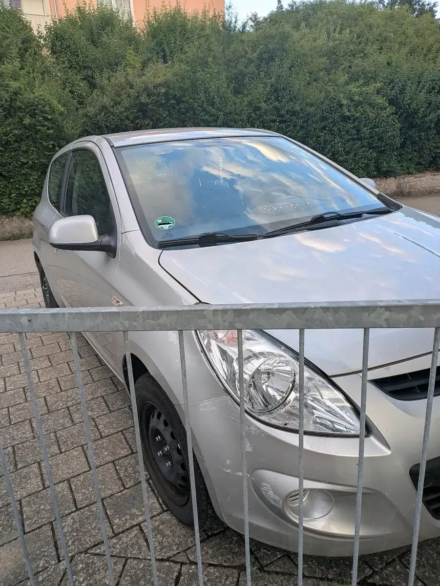 Gebraucht Hyundai i20 75 PS (55 kW) 2011 Silber Kleinwagen