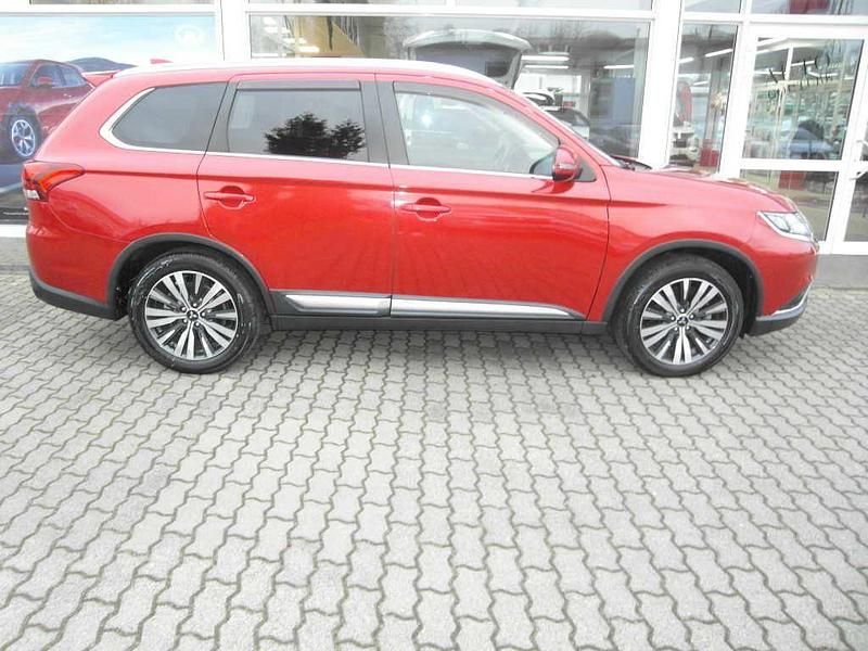 Gebraucht Mitsubishi Outlander Active 150 PS (110 kW) 2019 Rot (metallic) SUV
