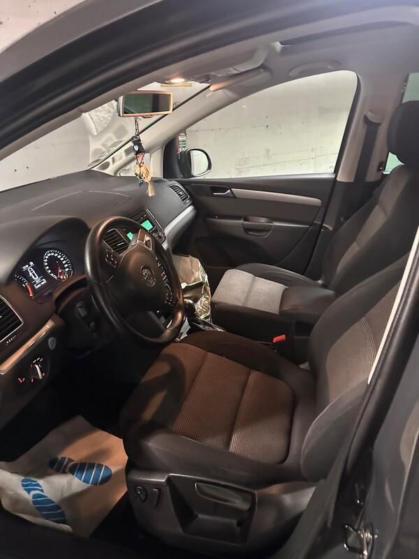 Grau Gebraucht 2011 VW Sharan Van / Kleinbus | 12.500 € (Guter Preis) - Bild 1/4