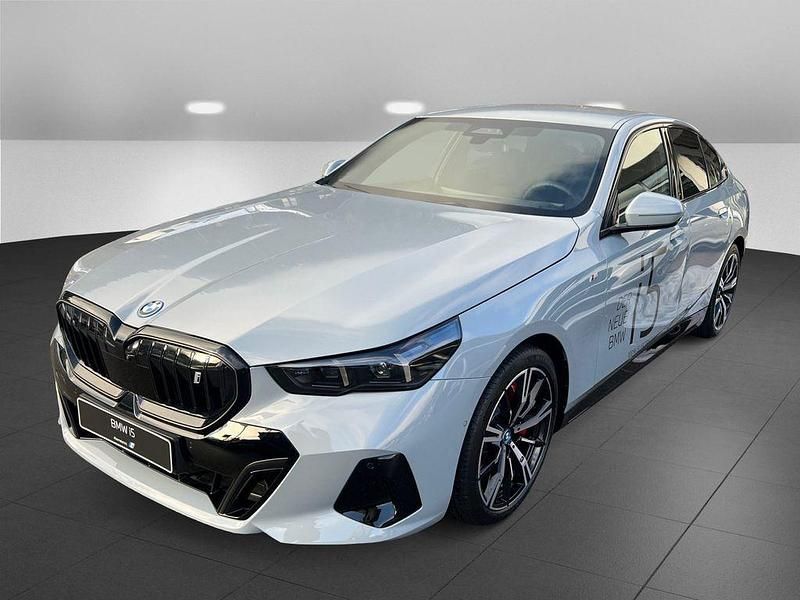 M brooklyn grau metallic Gebraucht 2024 BMW i5 Limousine | 75.400 € - Bild 1/4