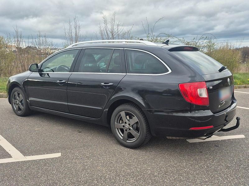 Używany Skoda Superb Elegance 140 KM (102 kW) 2012 Czarny Kombi